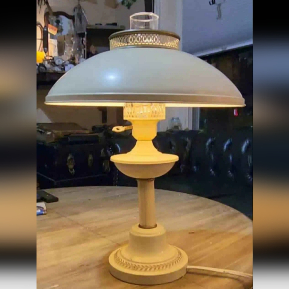 Vintage Tolewlare Lamp